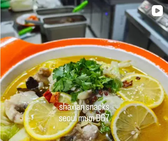 Shaxian Snacks — limon, kashnich va ziravorlar solingan issiq xitoy sho'rvasi qizil qozonchada